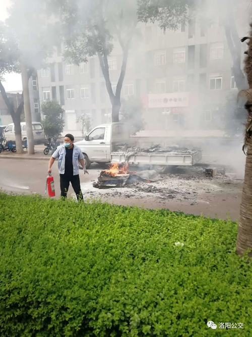 驚險(xiǎn)！高溫天小貨車“上火” 萬幸！路遇公交車長及時(shí)“滅火”