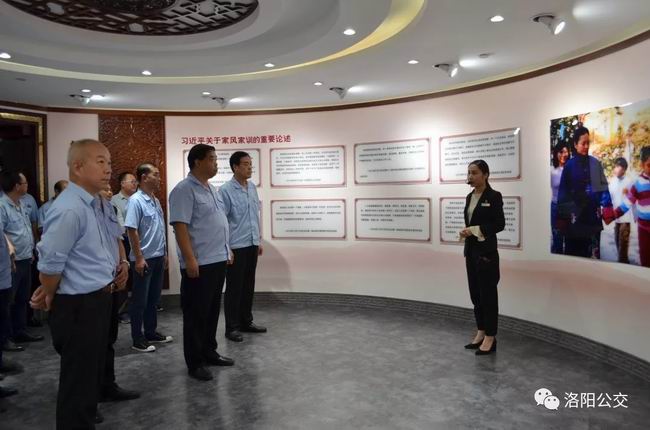 集團(tuán)機(jī)關(guān)組織黨員到“市民之家”廉潔文化宣傳教育館、家風(fēng)家訓(xùn)館和黨建館參觀學(xué)習(xí)