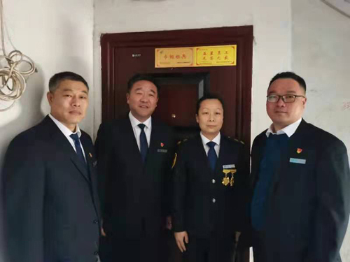 “一人得獎(jiǎng)，全家光榮” 送“牌”上門(mén)，集團(tuán)為標(biāo)兵先進(jìn)送去榮譽(yù)喜報(bào)牌匾