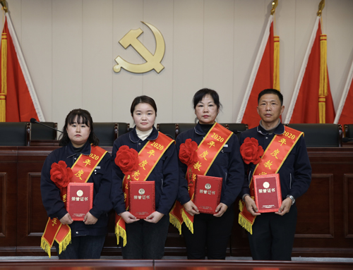 0207 從左至右依次為 點(diǎn)鈔能手王璐、充值能手孫昭娣、教學(xué)能手王慧娟、孫衛(wèi)東.jpg